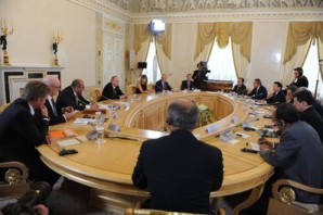 Putin in meeting with leaders of world news – English, Russian transcript, video